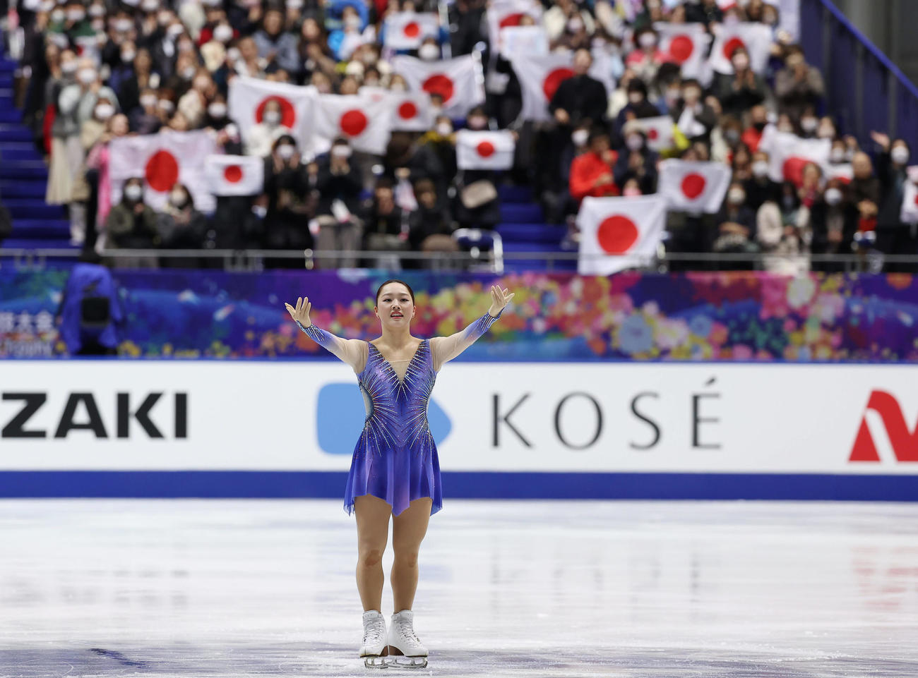 女子フリーの演技を終え、観客の声援に応える樋口（撮影・前田充）