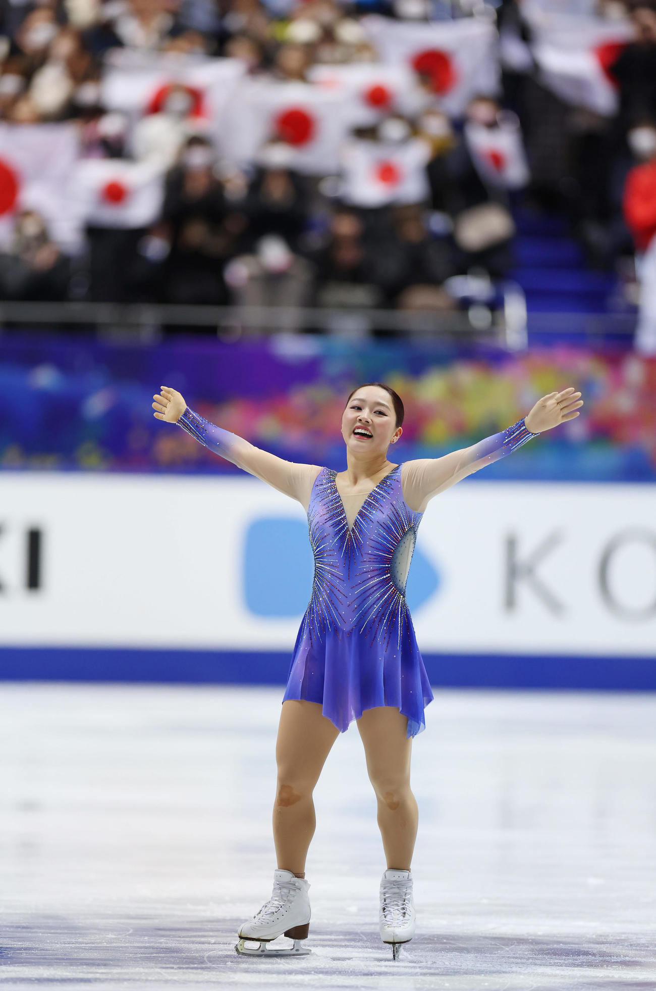 女子フリーの演技を終え、観客の声援に応える樋口（撮影・前田充）