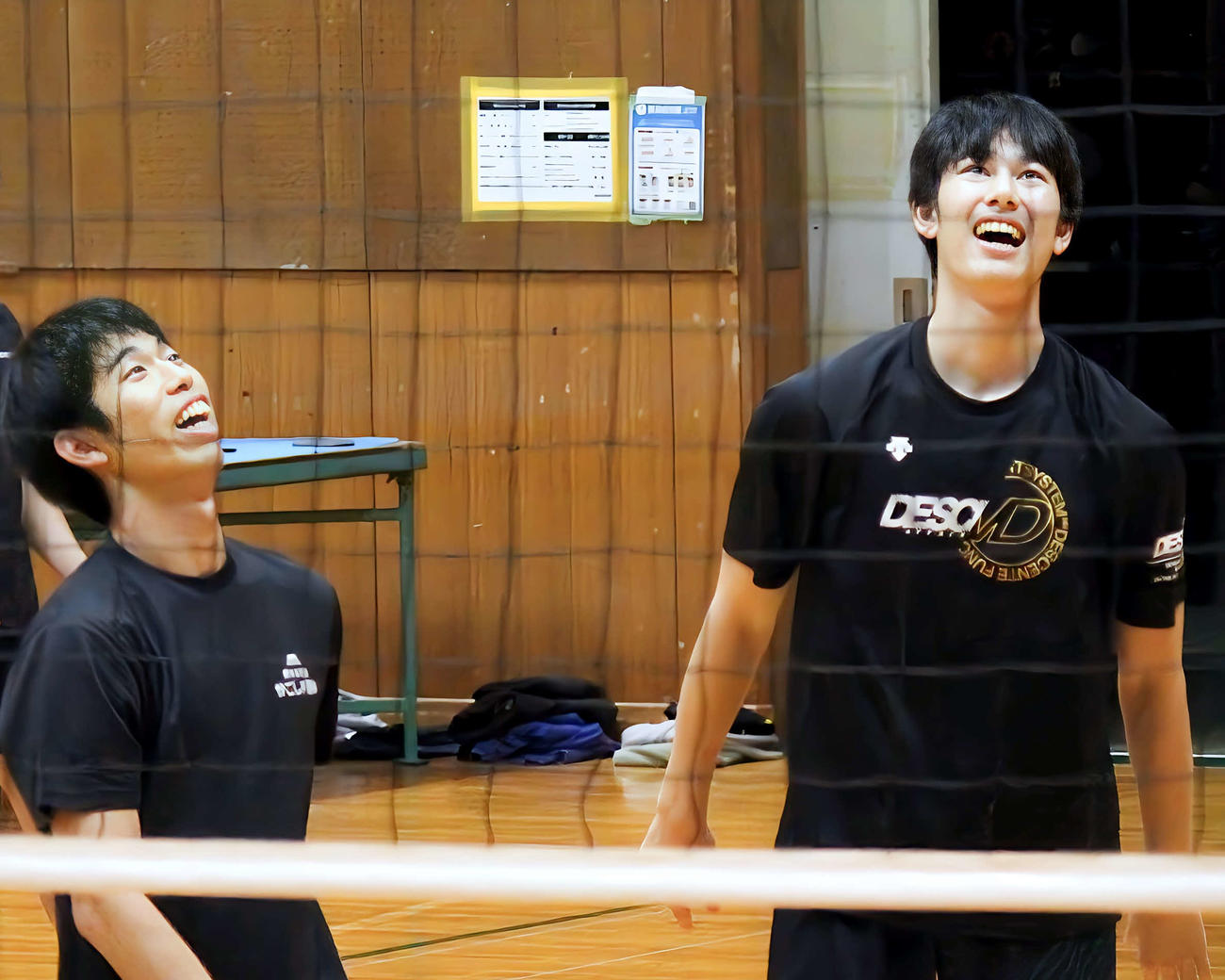 専大の練習で兄の孝太郎（左）と笑顔を見せる甲斐優斗（撮影・勝部晃多）
