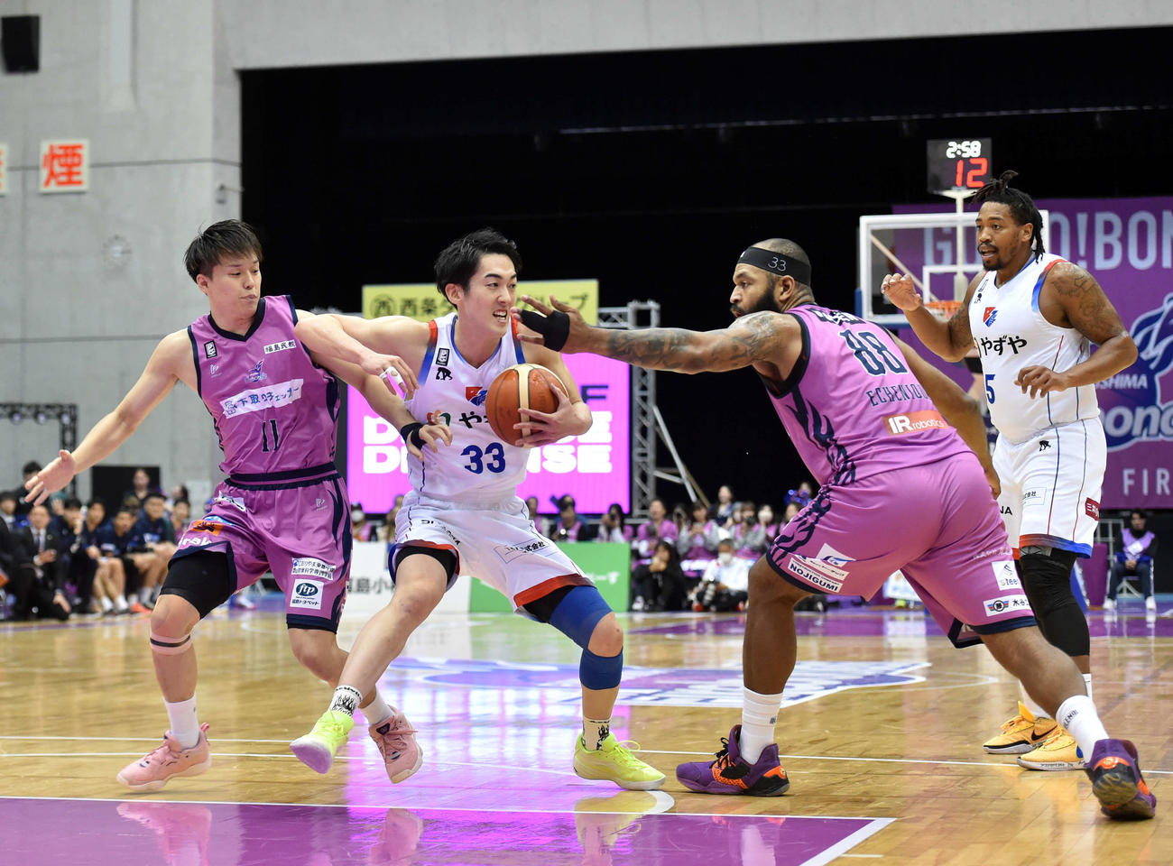 福島対福岡　第1Q、福岡加藤（中央）をディフェンスする福島山内（左）とエチェニケ（撮影・相沢孔志）