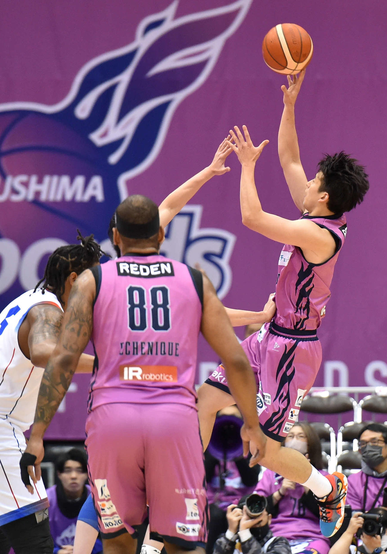 福島対福岡　第1Q、シュートする福島菅野（撮影・相沢孔志）
