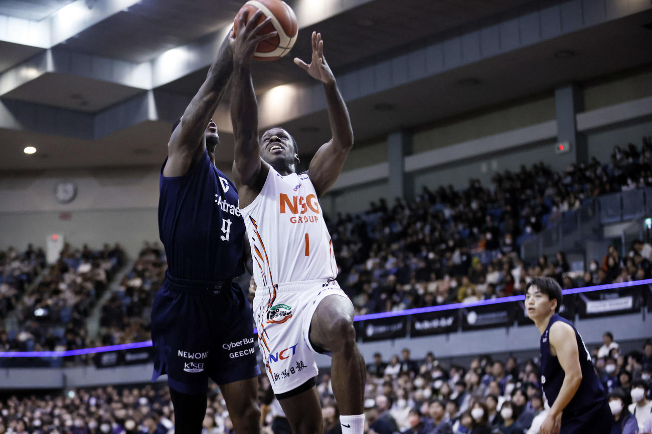 第2Q、シュートを決める新潟のニューカーク（C）B．LEAGUE