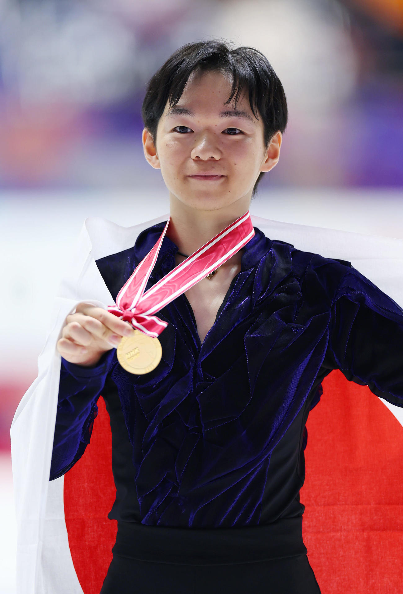 優勝しメダルを手に笑顔を見せる鍵山（撮影・前田充）