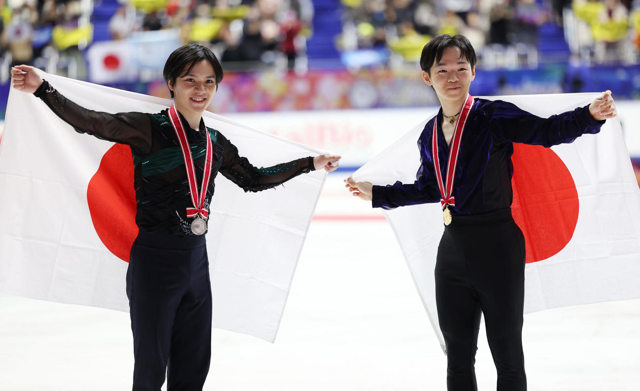 2位宇野（左）と笑顔で記念撮影に納まる鍵山（撮影・前田充）