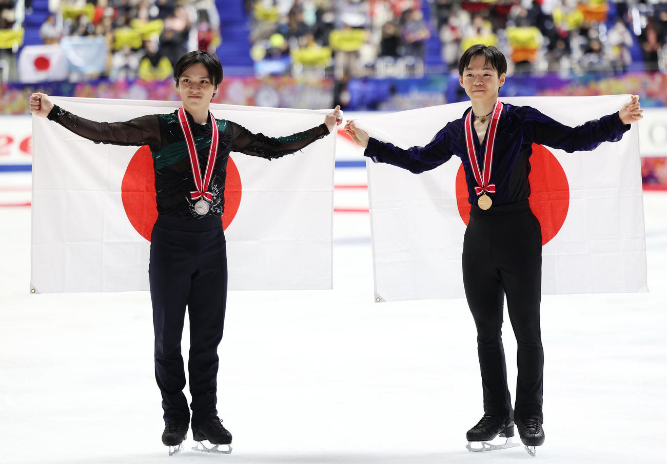2位宇野（左）と笑顔で記念撮影に納まる鍵山（撮影・前田充）