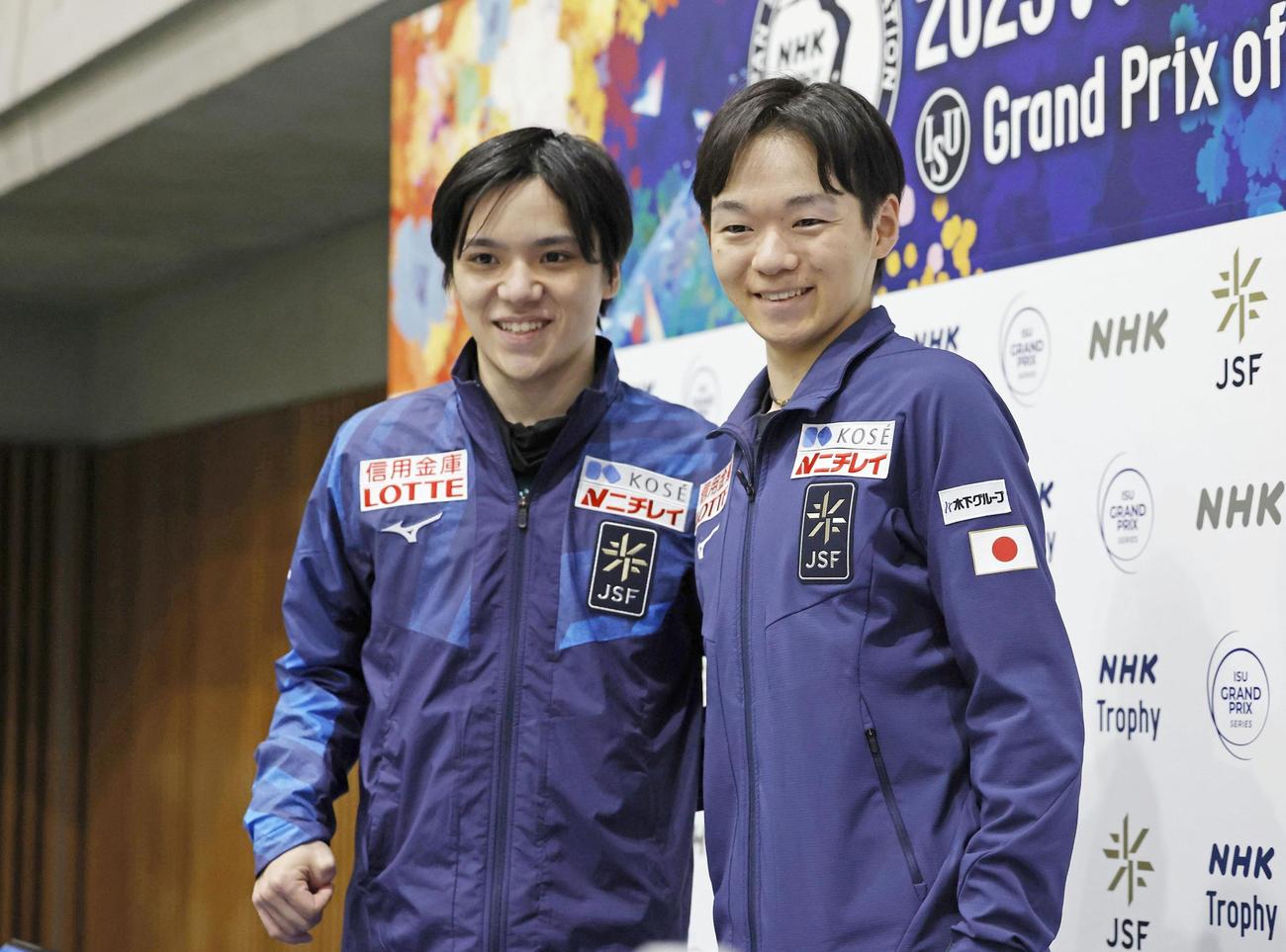 記者会見で笑顔を見せる鍵山優真（右）と宇野昌磨（共同）