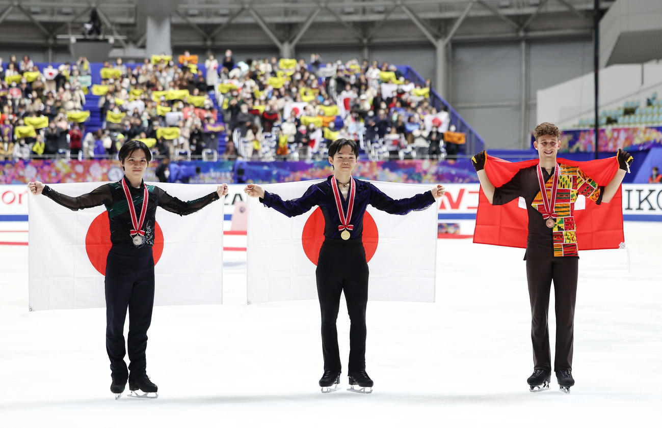 優勝し笑顔で記念撮影に納まる鍵山。左は2位宇野、右は3位ブリッチギー（撮影・前田充）