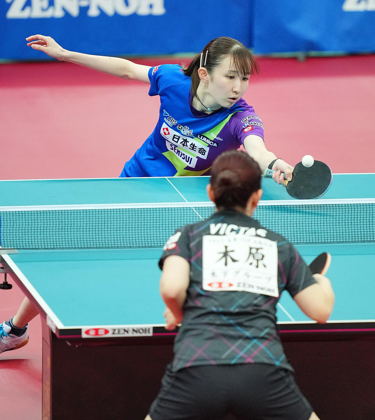 早田ひな対木原美悠　木原（手前）と対戦する早田（撮影・垰建太）