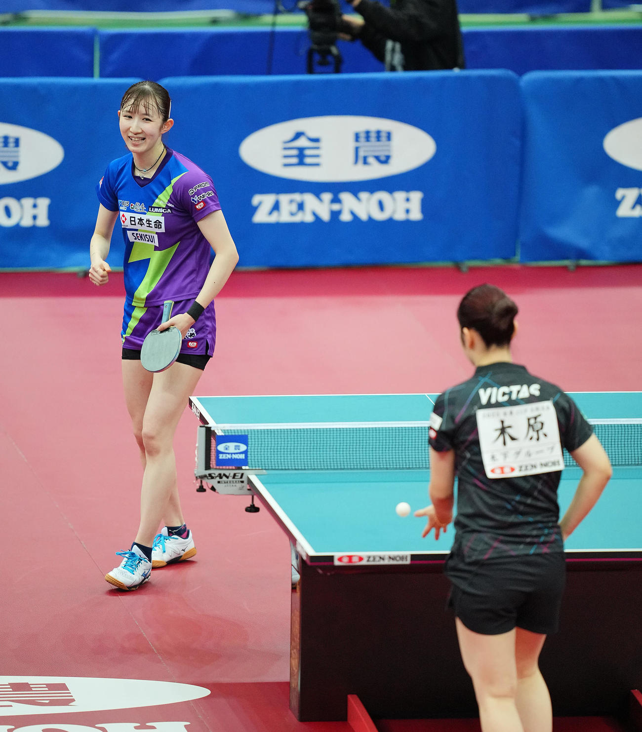 早田ひな対木原美悠　準決勝で木原（手前）に勝利し笑顔を見せる早田（撮影・垰建太）