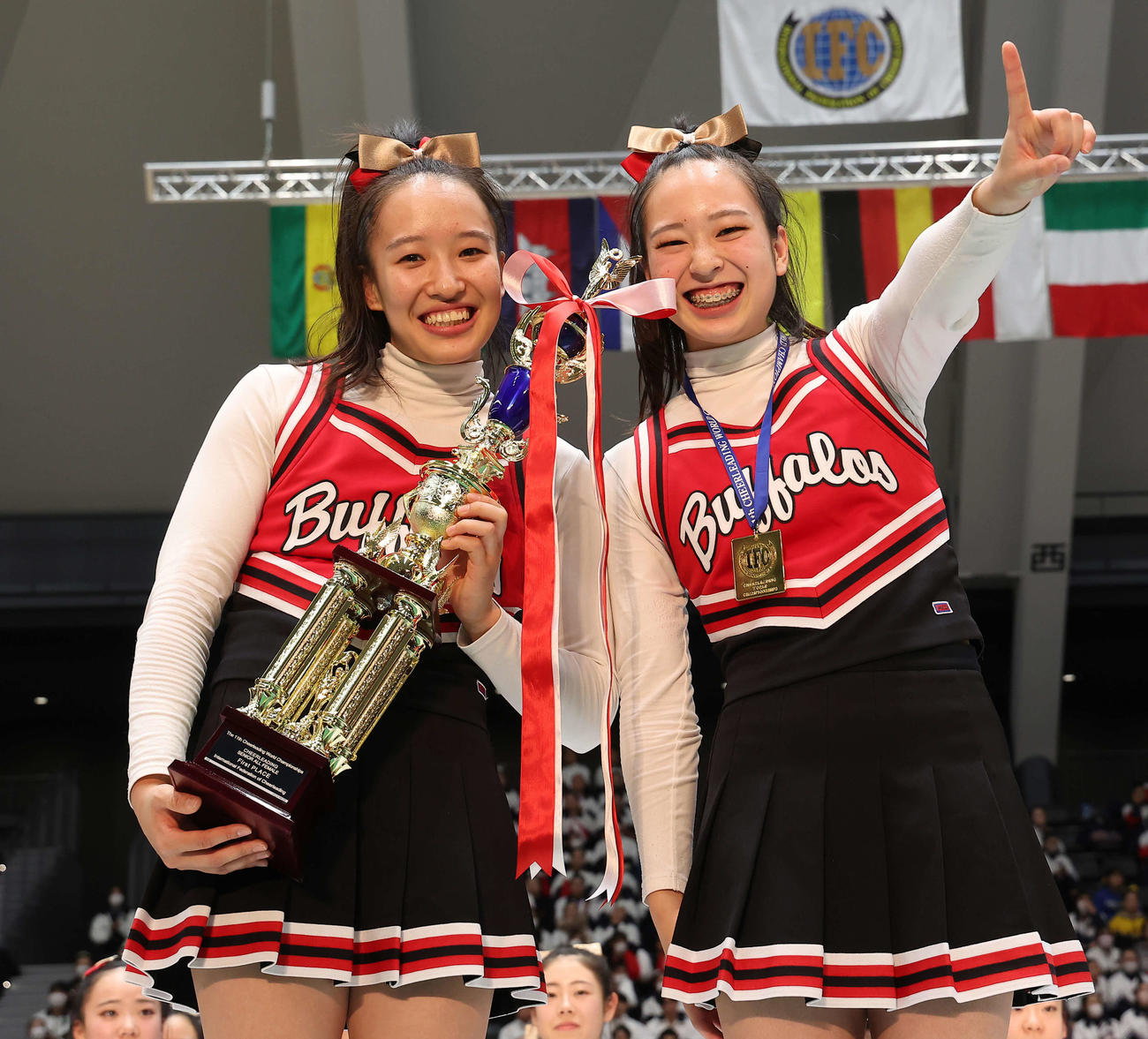 自由演技競技シニア女子部門で優勝し笑顔を見せる帝京大のメンバー（中央）（撮影・河田真司）