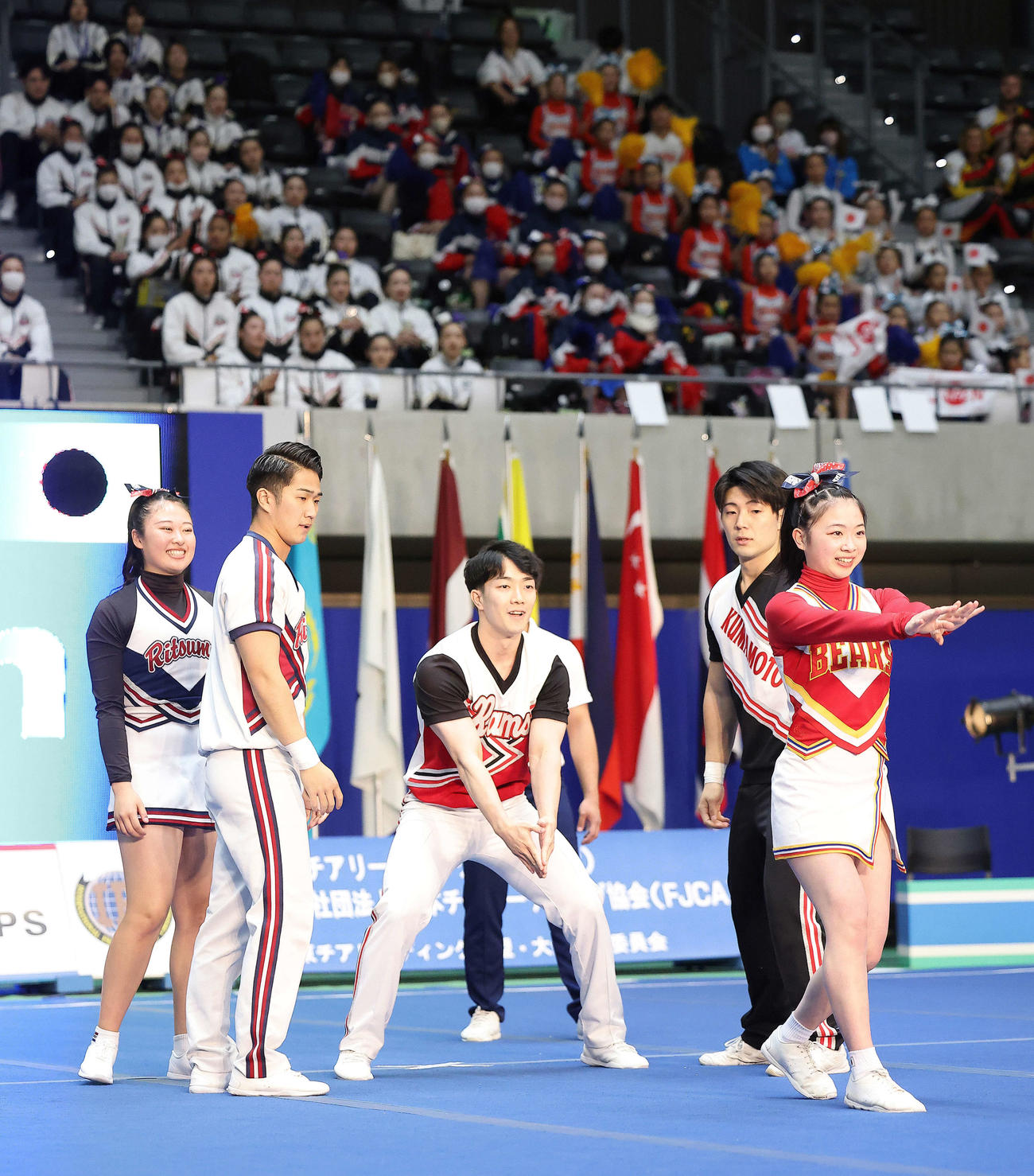 スモールグループス演技競技　男女混成部門で演技を披露する日本チーム（撮影・河田真司）