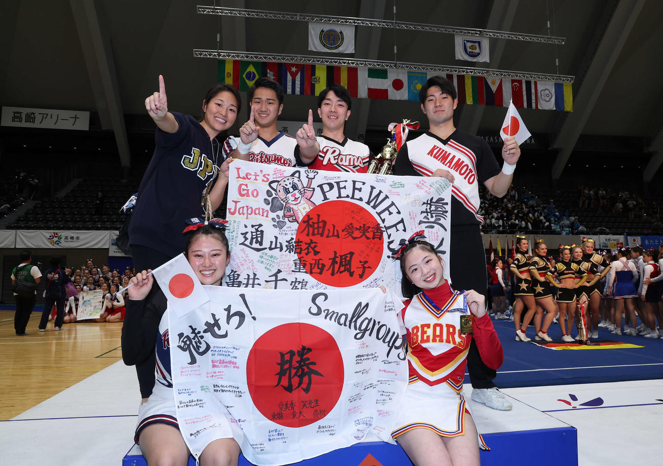 スモールグループス演技競技　男女混成部門で優勝を果たし、表彰台で写真に納まる日本チーム（撮影・河田真司）