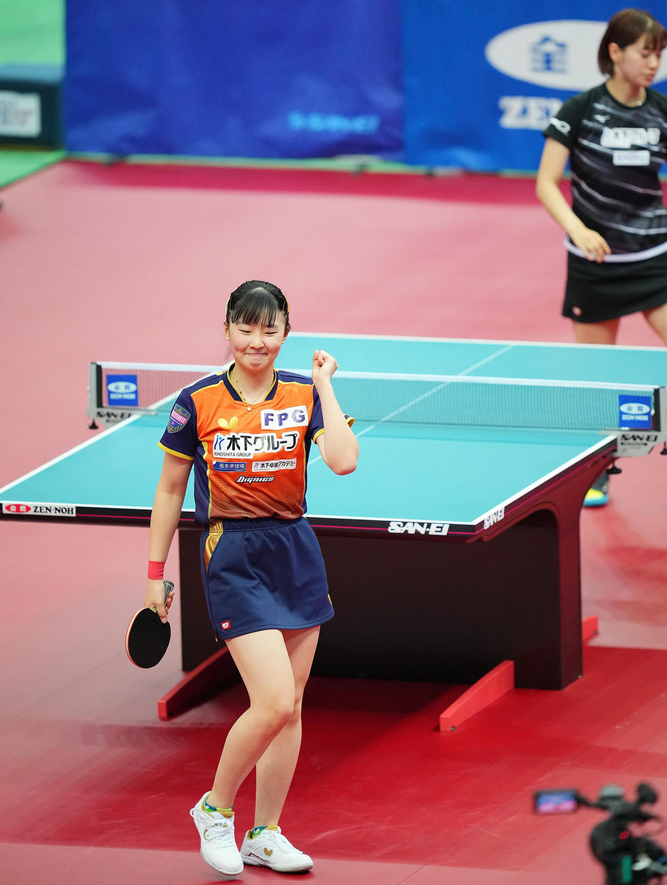 張本美和対長崎美柚　長崎（右）に勝利し決勝進出した張本はガッツポーズする（撮影・垰建太）