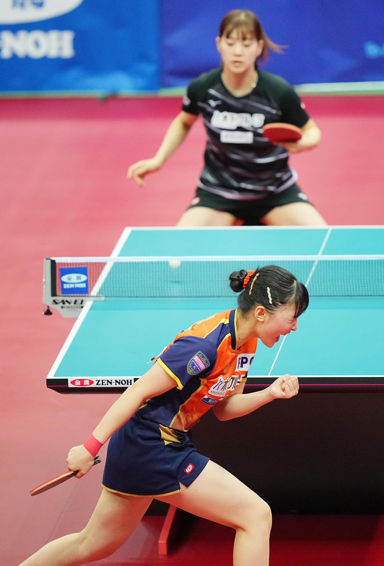 張本美和対長崎美柚　ショットを決めガッツポーズする張本（撮影・垰建太）