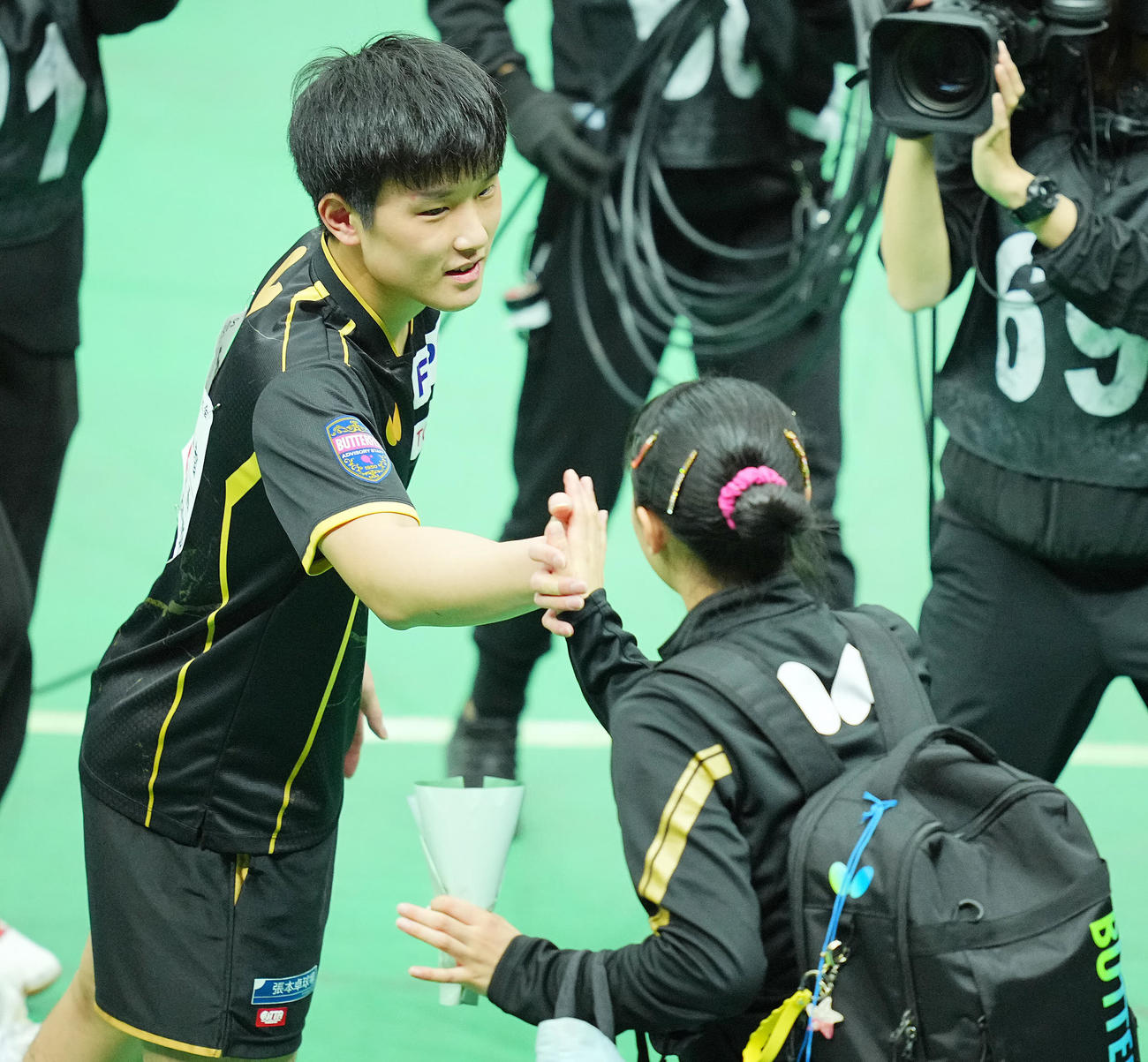 優勝した張本美（手前）を自身の試合前にねぎらう張本智（撮影・垰建太）