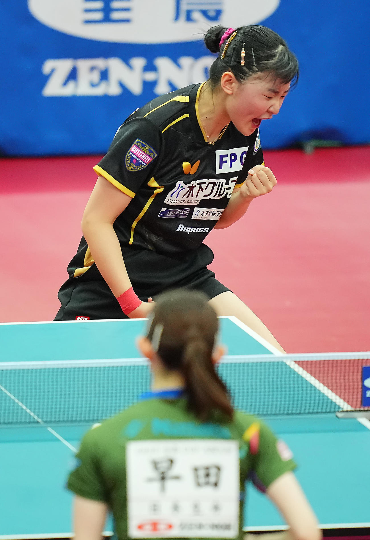 女子シングルス決勝で、早田（手前）から得点しガッツポーズする張本美（撮影・垰建太）