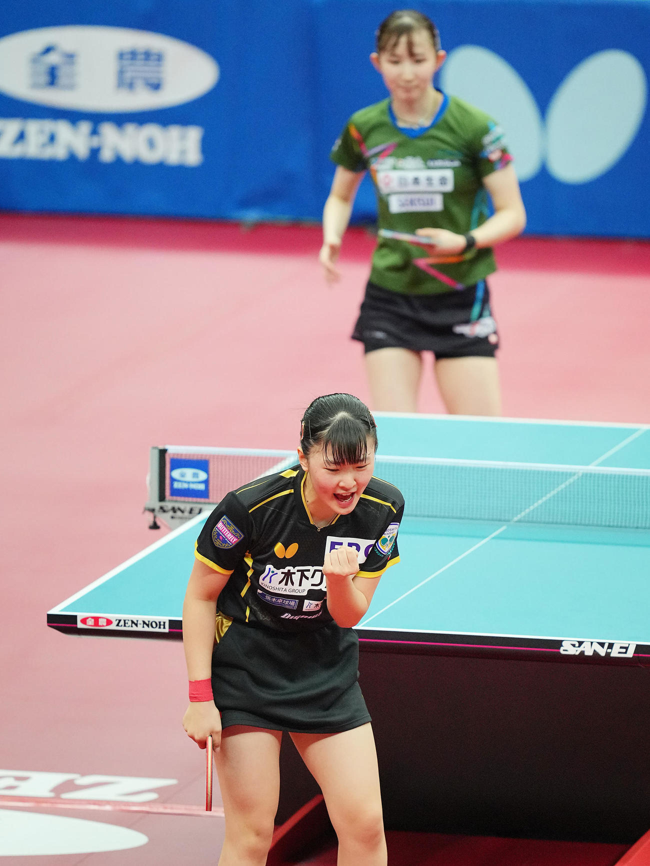 女子シングルス決勝で、早田（後方）から得点しガッツポーズする張本美（撮影・垰建太）