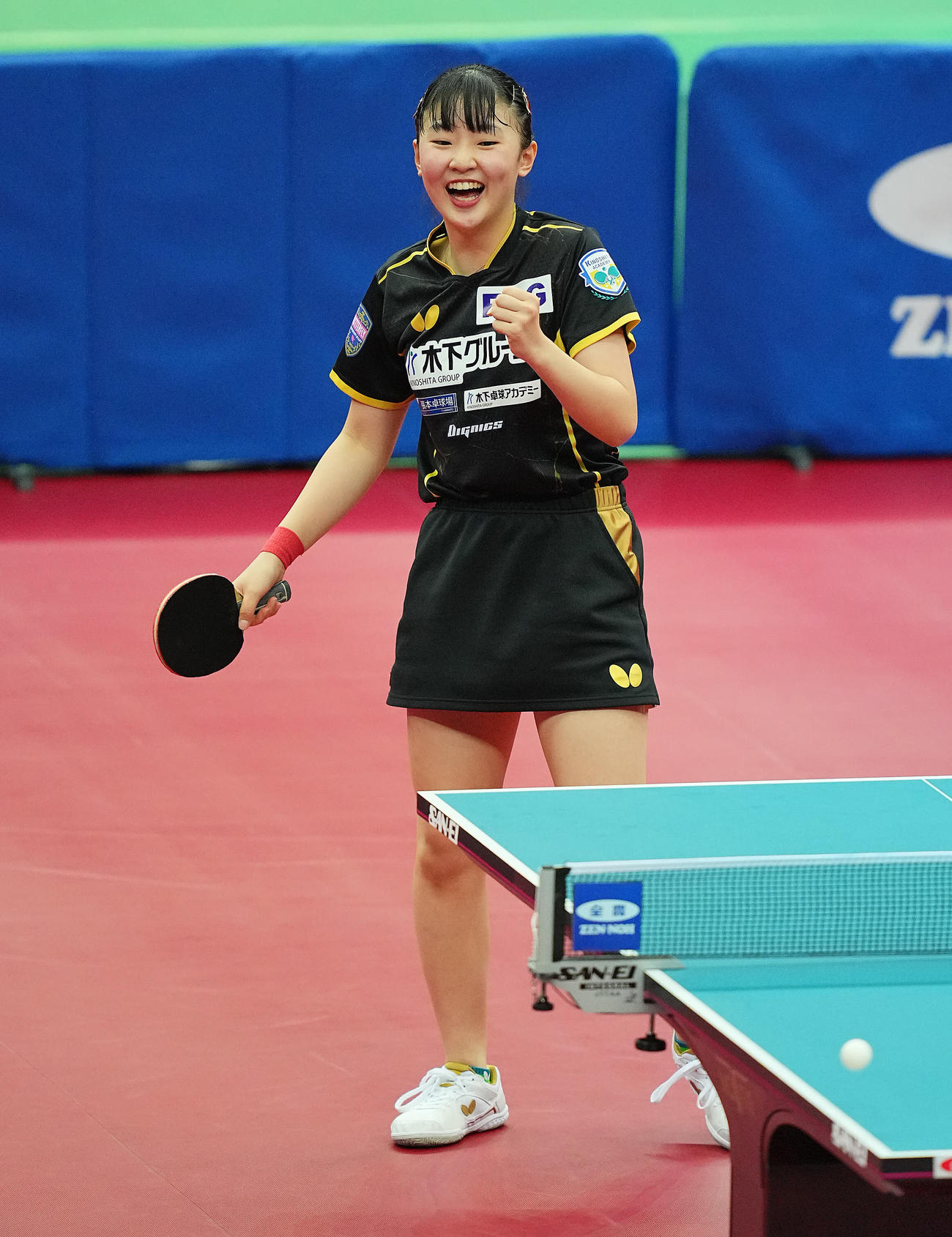 張本美和対早田ひな　早田に勝利し笑顔を見せる張本美（撮影・垰建太）