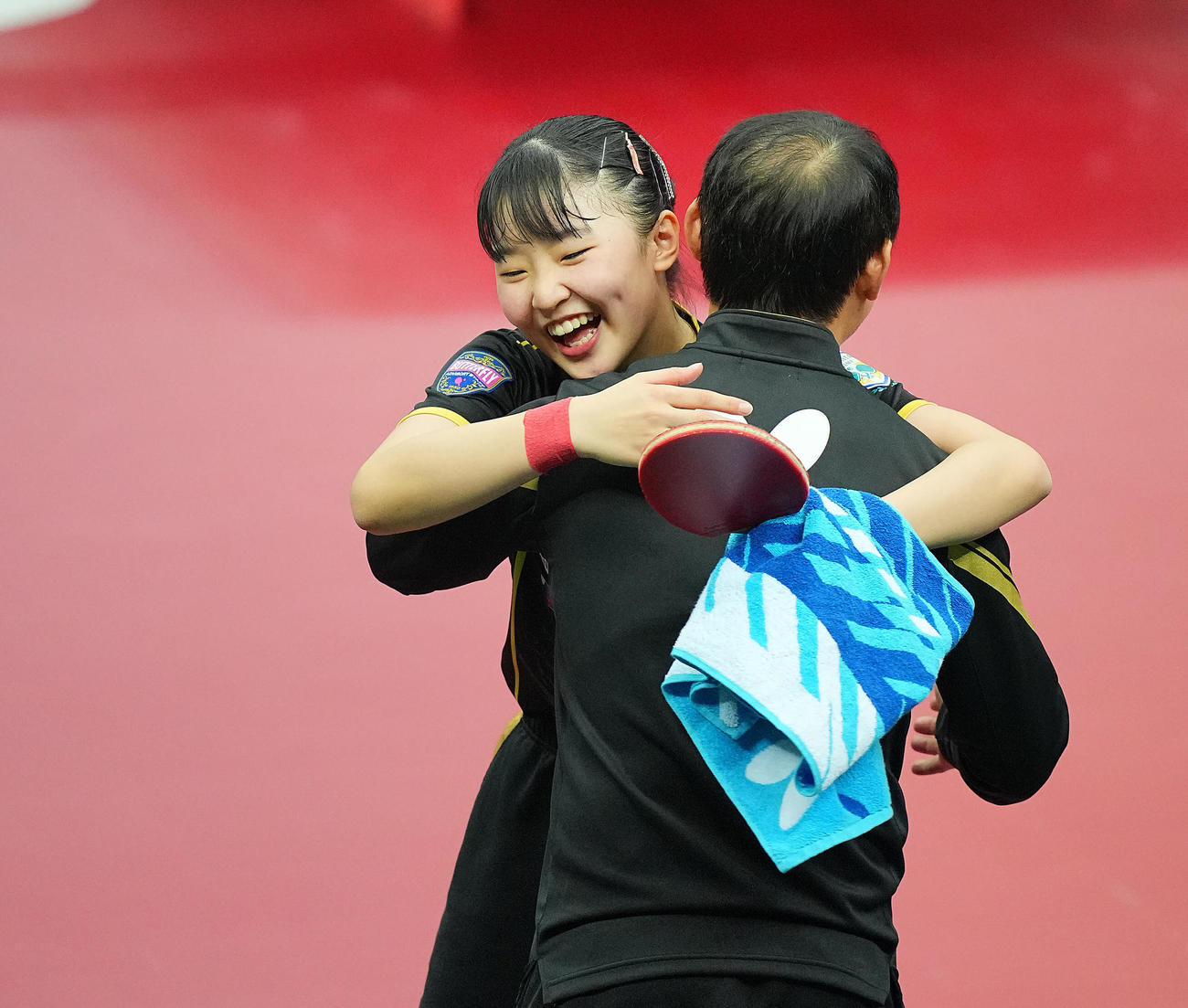 女子シングルス決勝で早田を破って優勝し、コーチと笑顔で抱き合う張本美（撮影・垰建太）