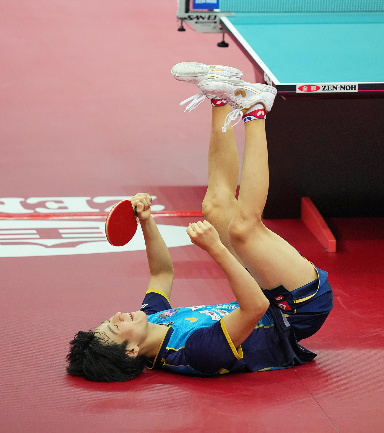 戸上隼輔対張本智和　張本智に勝利し優勝した戸上はあお向けになりながらガッツポーズする（撮影・垰建太）