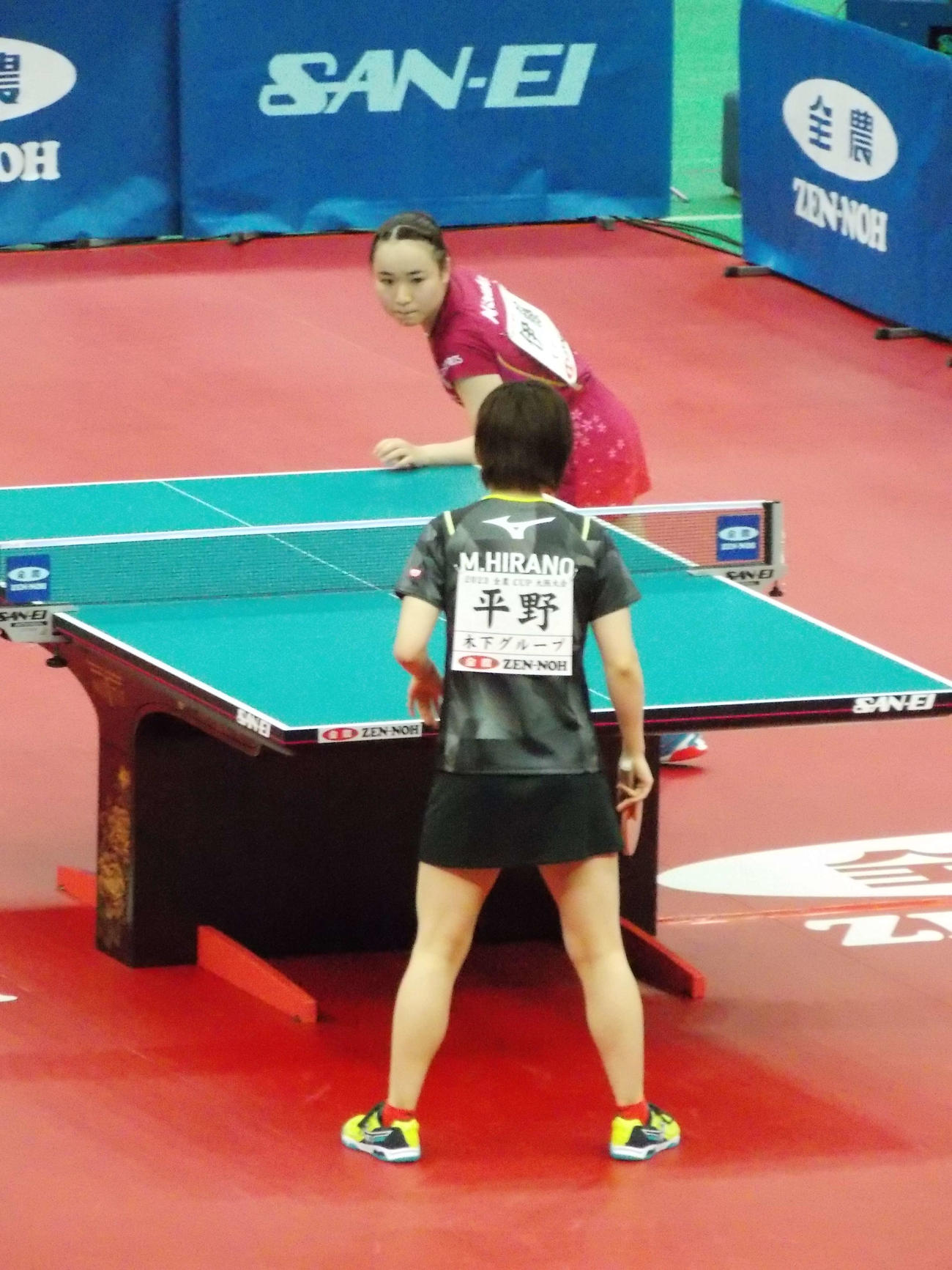 全農カップ5～8位決定戦でサーブを打つ伊藤美誠（右）と受ける平野美宇（撮影・松本航）