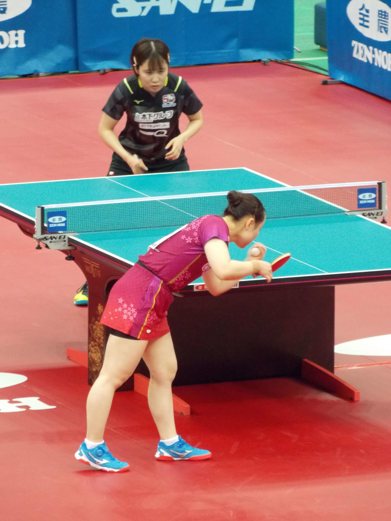 全農カップ5～8位決定戦でサーブを打つ伊藤美誠（左）と受ける平野美宇（撮影・松本航）