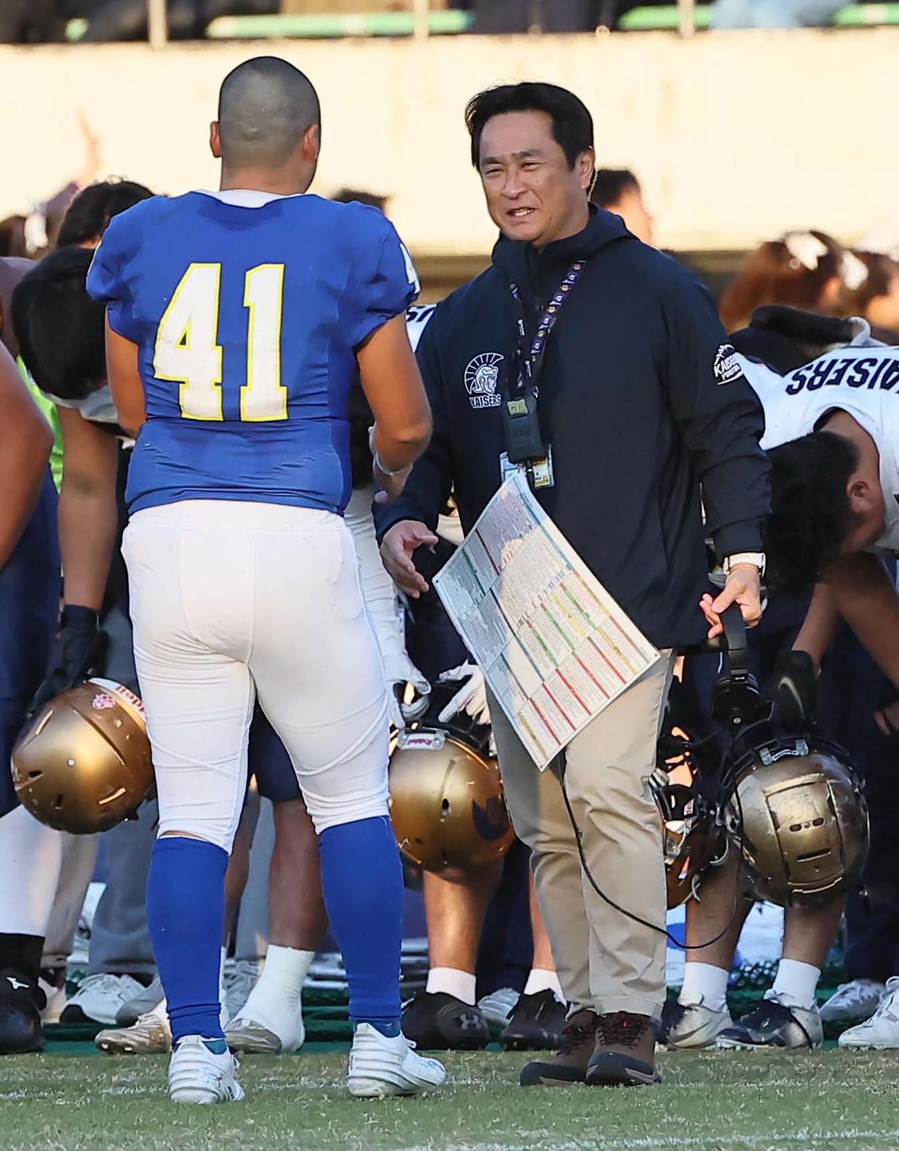 関学大対関大　第4Q　関学大LB海崎主将（左）と握手を交わす関大・磯和監督（撮影・上田博志）