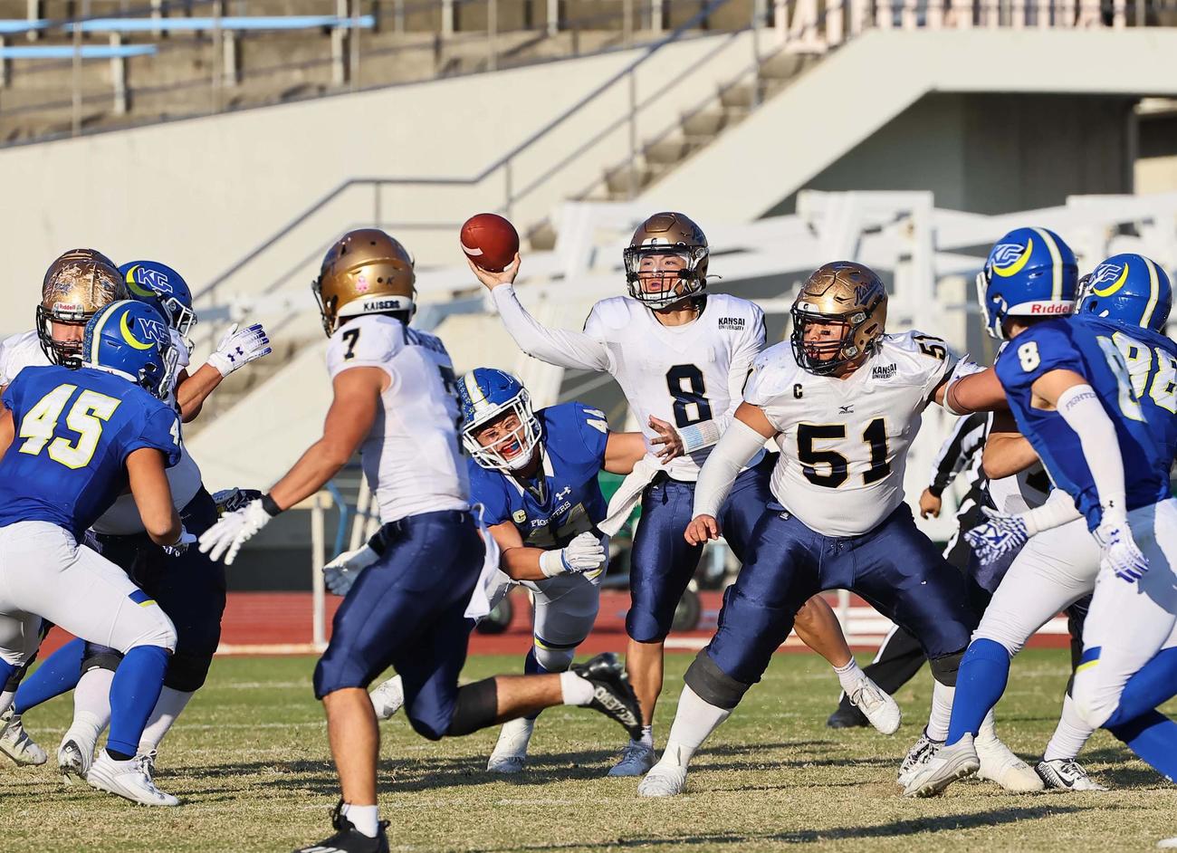 関学大対関大　第4Q　的確なパスを通す関大QB須田QB須田（撮影・上田博志）
