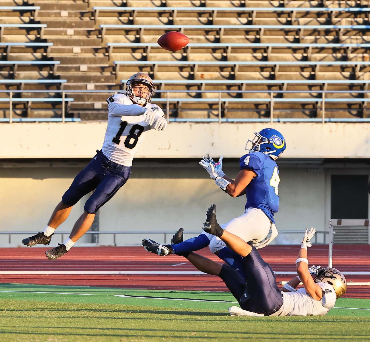 関学大対関大　第4Q　関大DB吉田（左）は関学大QB鎌田のパスを阻止する。中央は関学大WR鈴木（撮影・上田博志）