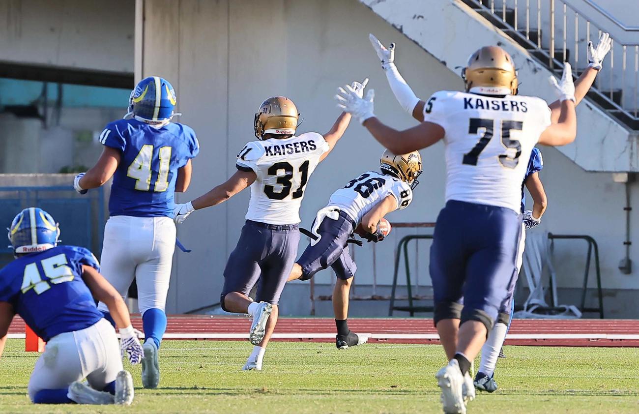 関学大対関大　第3Q　関大QB須田からパスを受けTDを決めるWR吉識（撮影・上田博志）