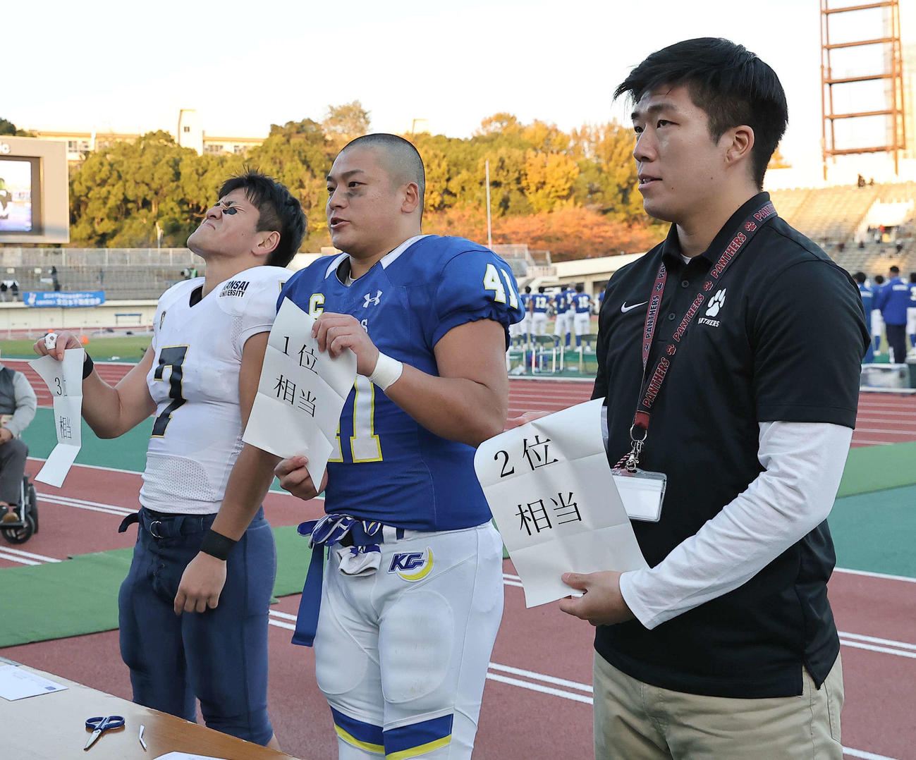 関学大対関大　関学大・海崎主将（中央）は全日本大学選手権準決勝出場をかけた抽選で1位相当を引く。左は関大・横山主将、右は立命館・山下主将（撮影・上田博志）