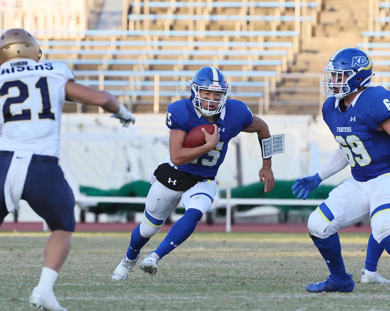 関学大対関大　第4Q　相手ディフェンスを抜けて走る関学大QB鎌田（撮影・上田博志）