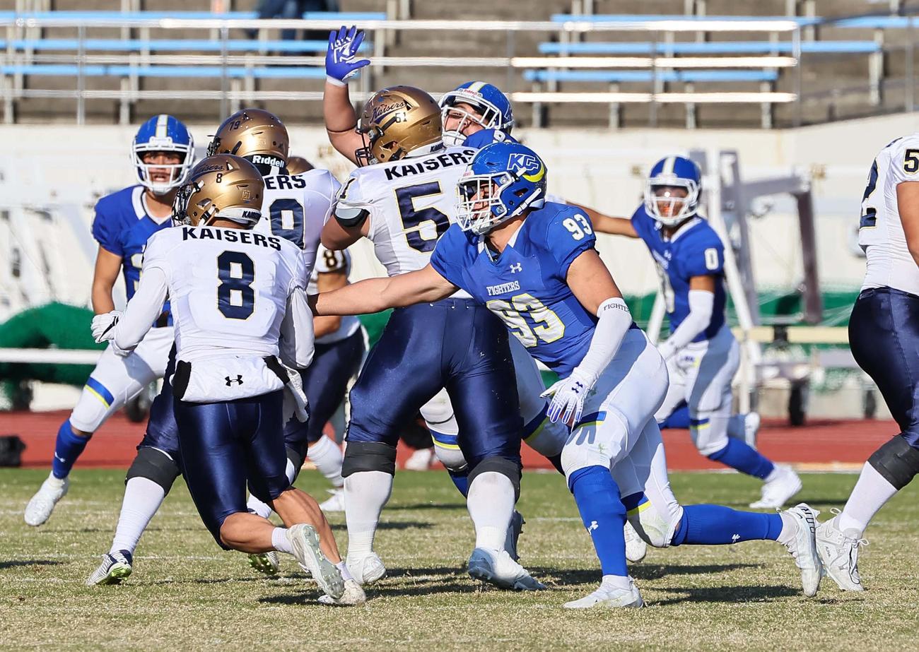 関学大対関大　第1Q　関大QB須田（左）にタックルする関学大DLトゥロター・ショーン礼（撮影・上田博志）