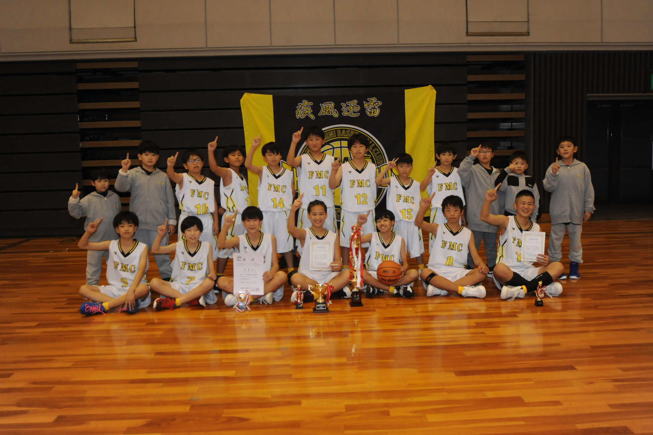優勝してNO1ポーズを決めるFMCの選手ら