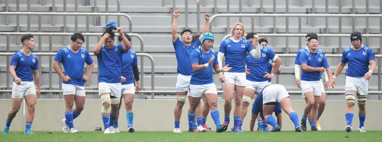 流通経済大対東海大　流通経済大に勝利し優勝を決め、喜ぶ東海大フィフティーン（撮影・鈴木みどり）