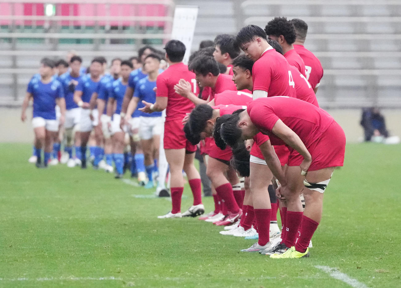 流通経済大対東海大　東海大に敗れ優勝を逃し、肩を落とす流通経済大フィフティーン（撮影・鈴木みどり）