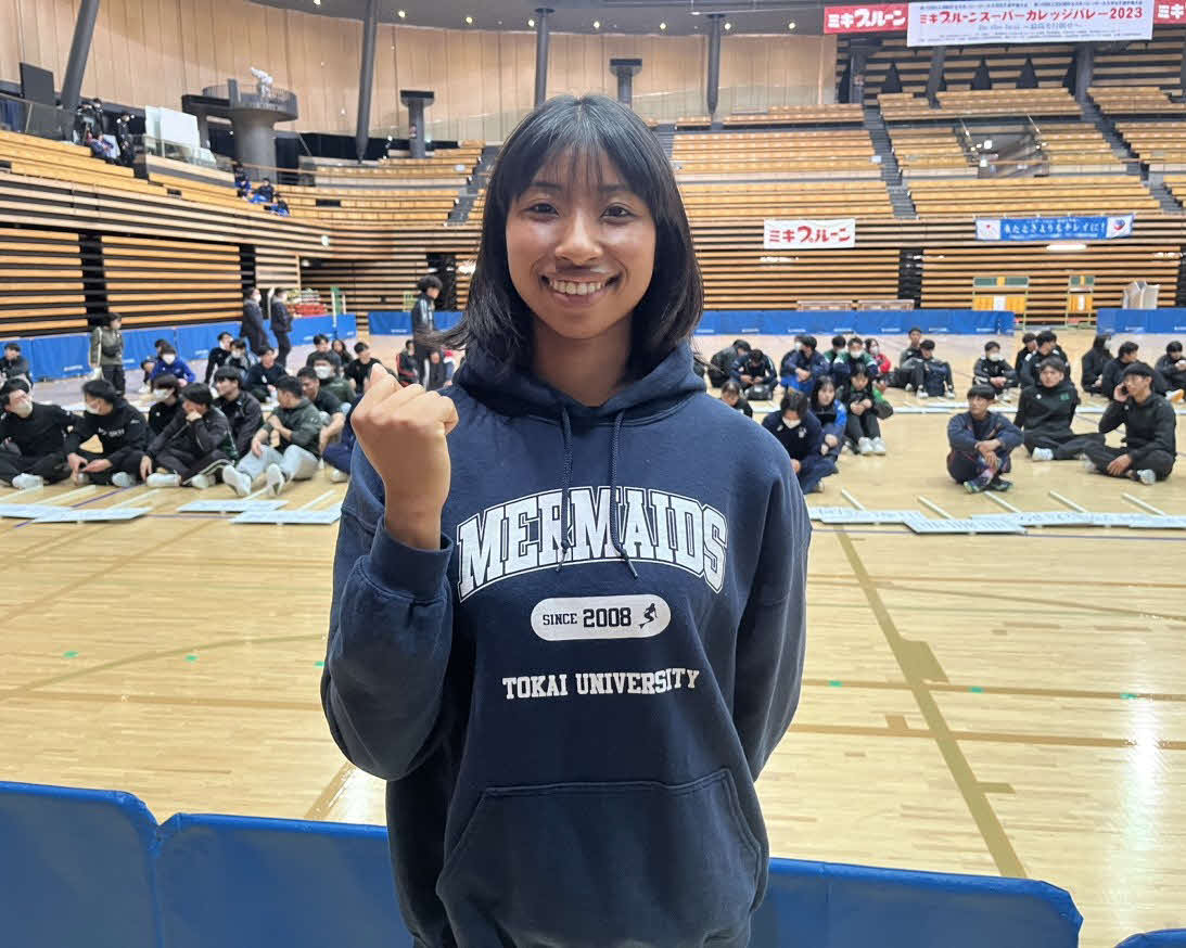 開会式を終え、笑顔でガッツポーズする宮部愛芽世（撮影・勝部晃多）