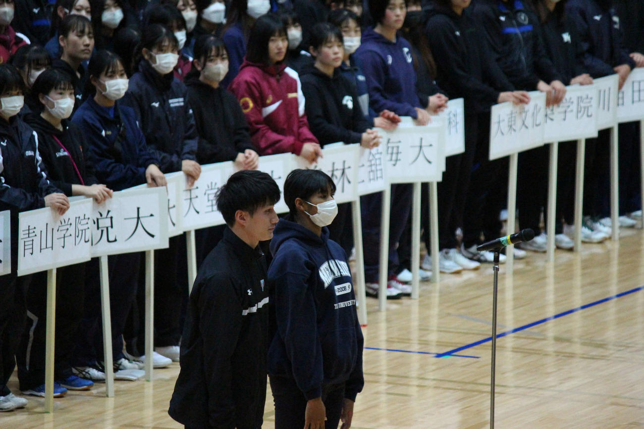 開会式で選手宣誓する筑波大の柳田歩輝（左）と東海大の宮部愛芽世（撮影・勝部晃多）