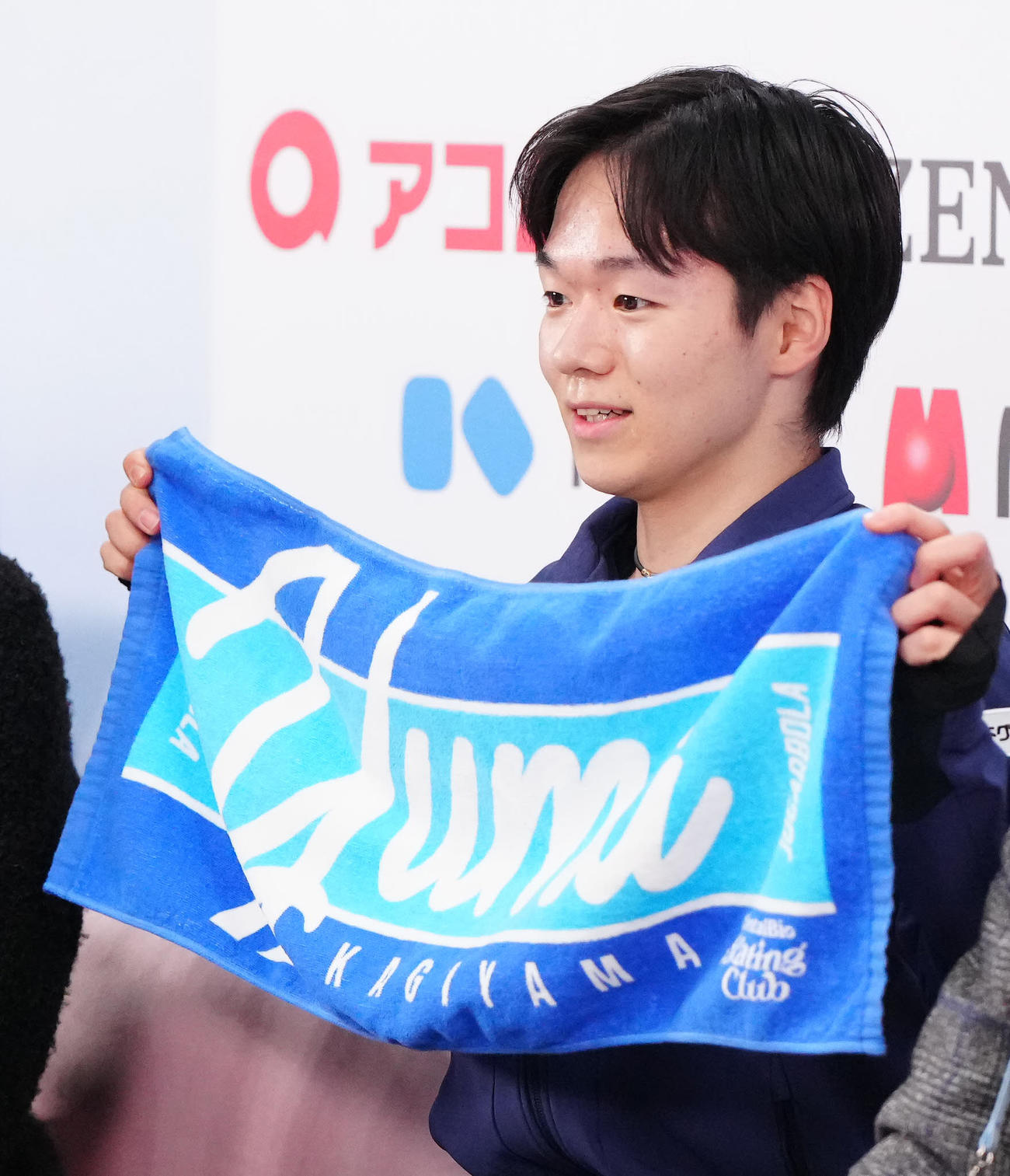 男子SPの演技後、キス・アンド・クライでタオルを掲げる鍵山（撮影・江口和貴）