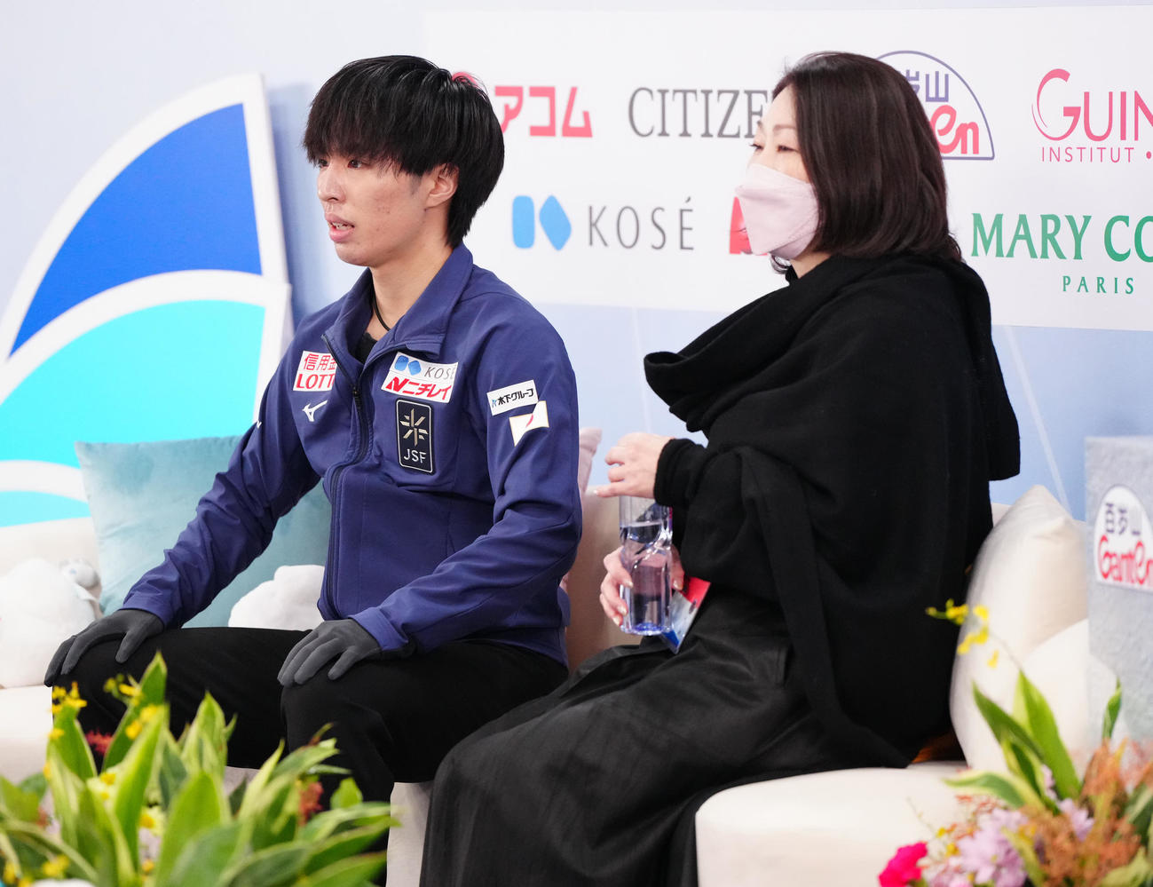 男子SPの演技後、キス・アンド・クライで得点を確認した三浦（左）（撮影・江口和貴）