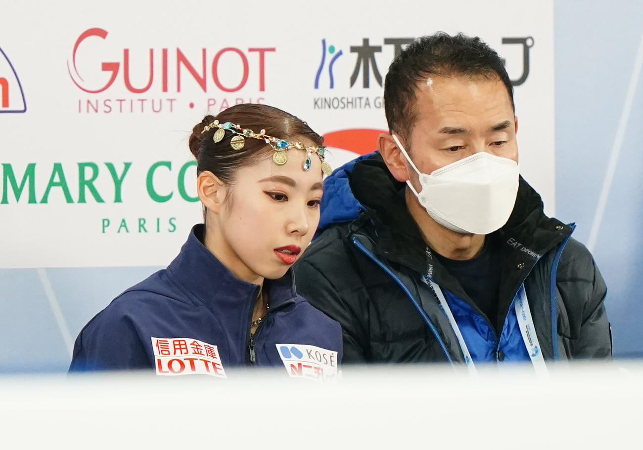 女子SPの演技後、キス・アンド・クライで厳しい表情の住吉（左）（撮影・江口和貴）