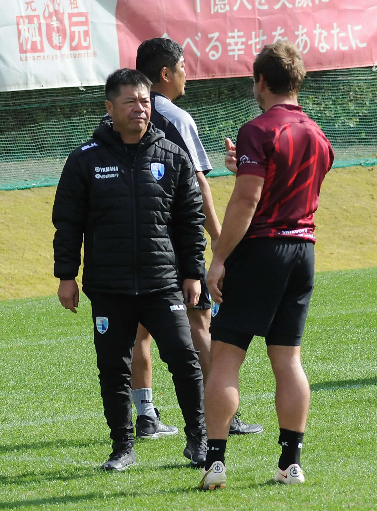 静岡ブルーレヴズのスミス（右）は藤井監督と意思疎通を図る