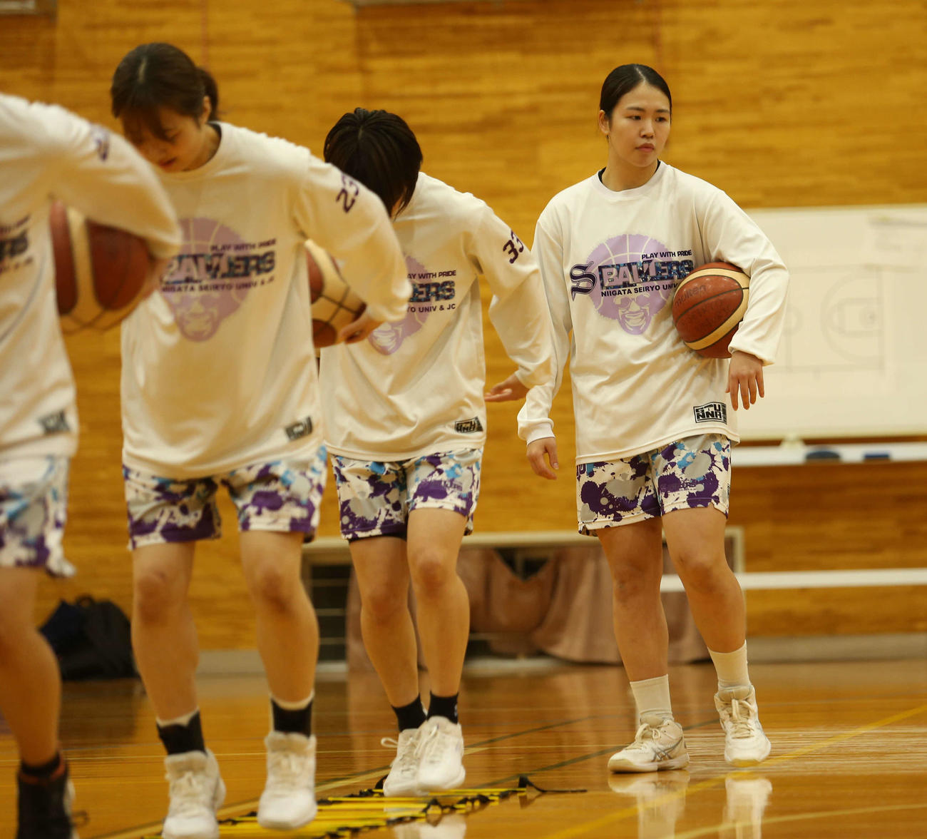 トレーニングに励む新潟青陵大メンバー。右は青山主将