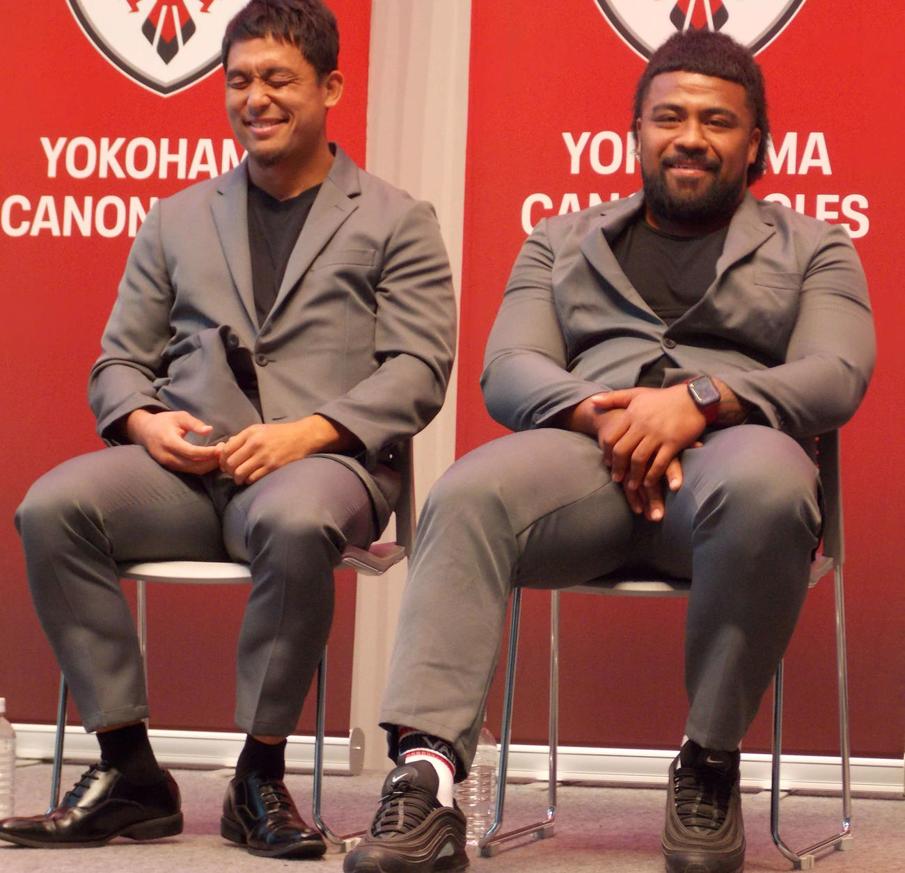 リーグワン開幕に向けた横浜の出陣式で参加者を笑わせたシオネ・ハラシリ（右）と小倉順平（撮影・松本航）