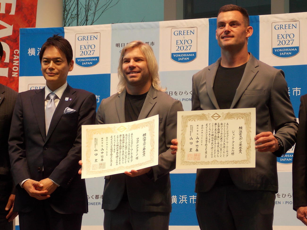 リーグワン開幕に向けた横浜の出陣式で横浜市スポーツ栄誉賞を受け取ったファフ・デクラーク（中央）とジェシー・クリエル（右）。左は山中竹春市長（撮影・松本航）