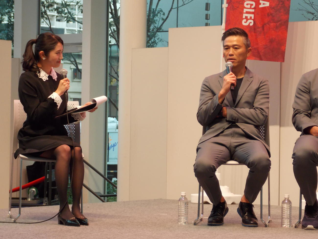 リーグワン開幕に向けた出陣式で思いを語る横浜の沢木敬介監督（右）と質問する浅野杏奈（撮影・松本航）
