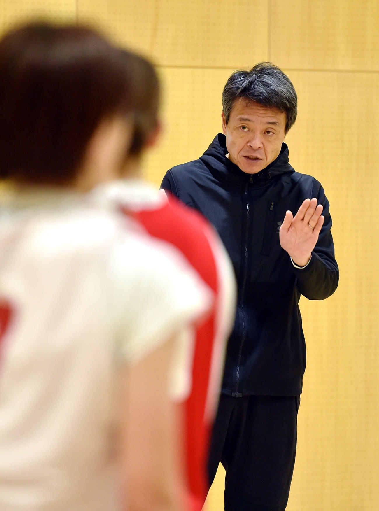 選手に指示を与える小嶋HC