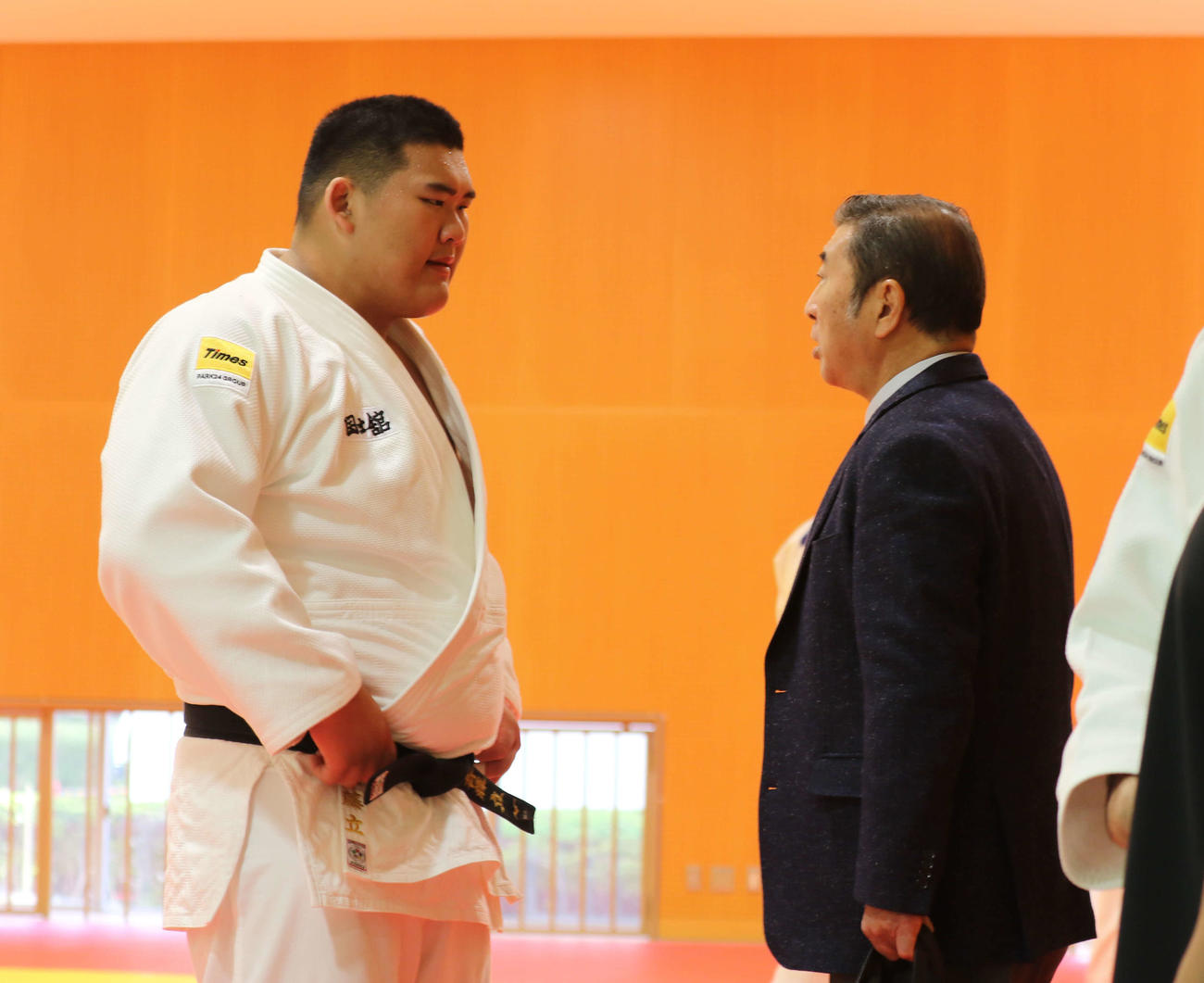 斉藤は視察した国士舘高の岩渕監督と話す