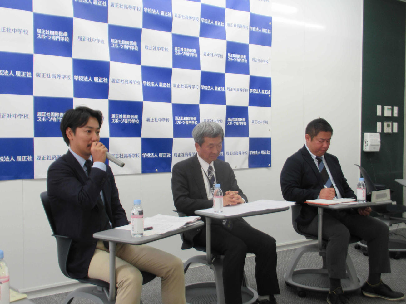 ラグビー部新設会見に臨む履正社の松本校長（中央）ら（撮影・実藤健一）