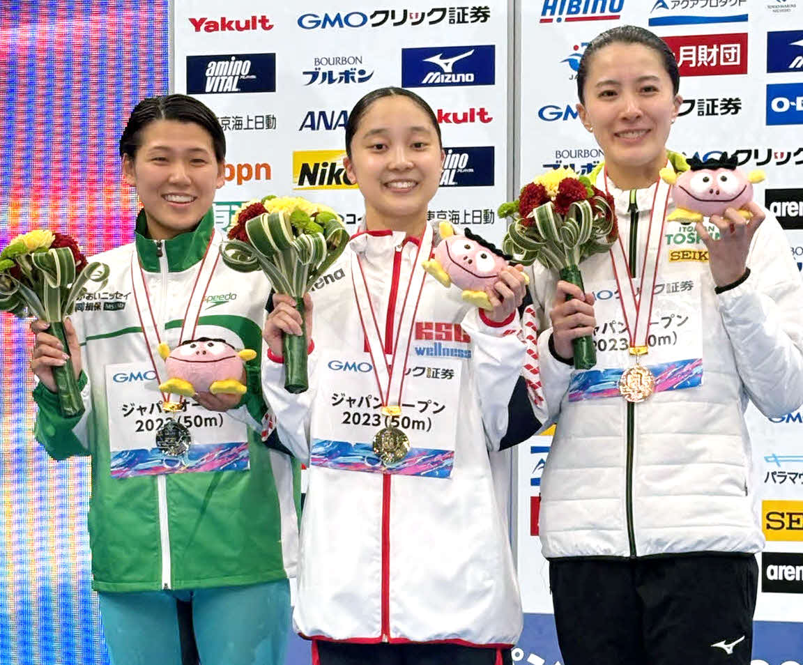 女子400メートル個人メドレーを制した成田実生（中央）と2位の小堀倭加（左）、3位の大橋悠依（撮影・松本航）